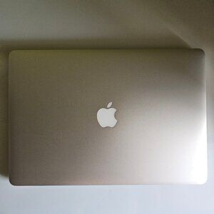 Macbook Pro 2015 15.4-in - 2.8 GHz Quad Core Intel i7 - 16 GB RAM - 1TB Storage